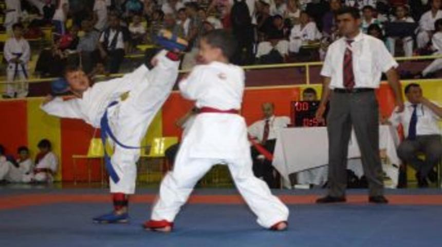 Minik karateciler Eskişehir&rsquo;de Tatamiye &ccedil;ıktı