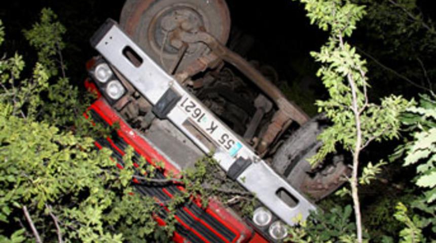 İş&ccedil;i taşıyan kamyon şarampole yuvarlandı