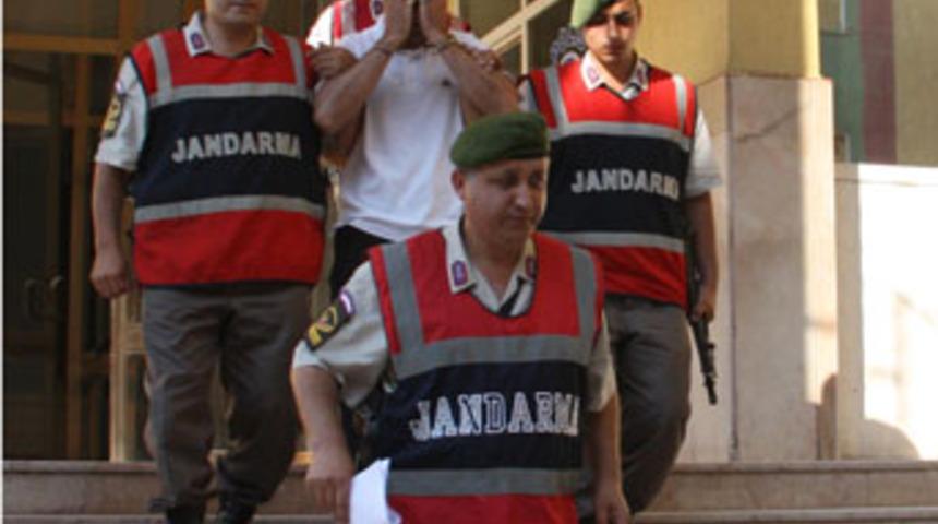 El bombalarını babasının mezarında saklamış