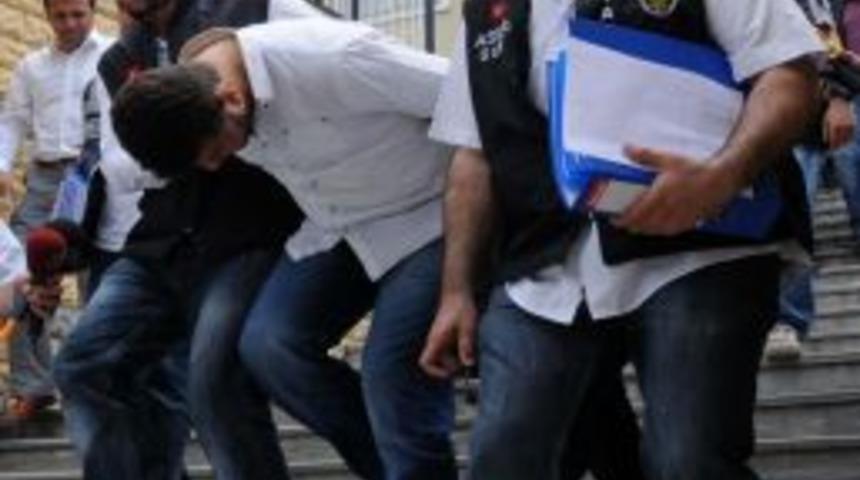 Kiraladıkları ara&ccedil;ları yedek anahtarla &ccedil;alan &ccedil;ete &ccedil;&ouml;kertildi