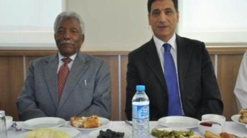 Eski Cumhurbaşkanı Mwinyi: Tanzanyalı her ailenin hayalinde T&uuml;rk okulu var