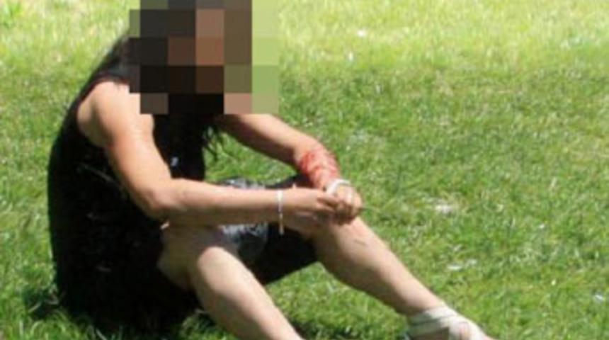 Jilet&ccedil;i kızlar kendilerini doğradı