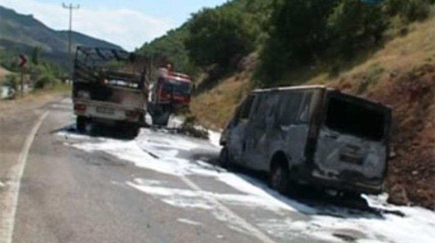 Ter&ouml;ristler yol kesip ara&ccedil;ları yaktı