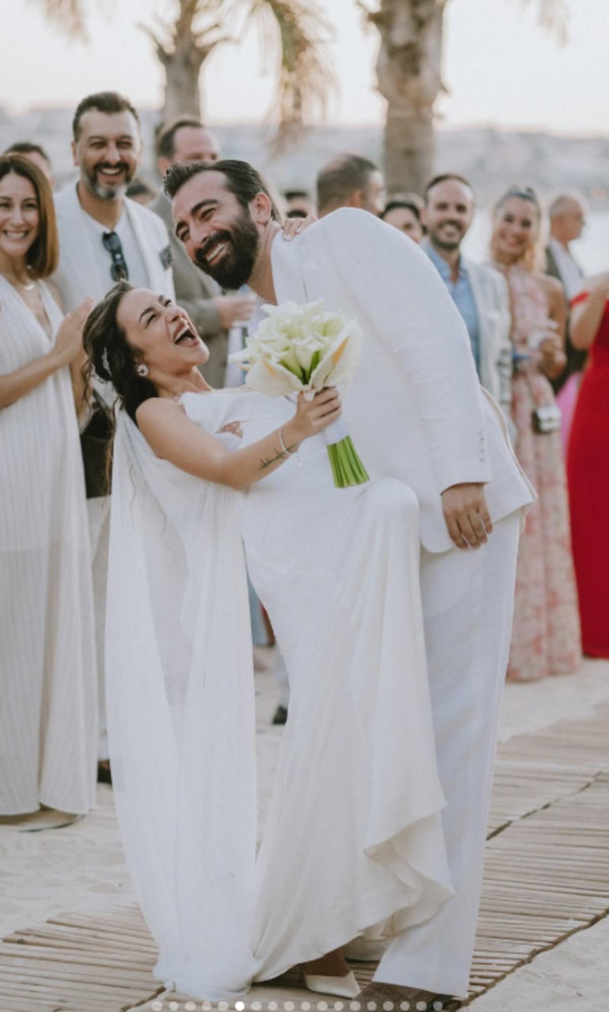 Hira Koyuncuoğlu sessiz sedasız evlendi! Sade gelinliği beğeni topladı 4
