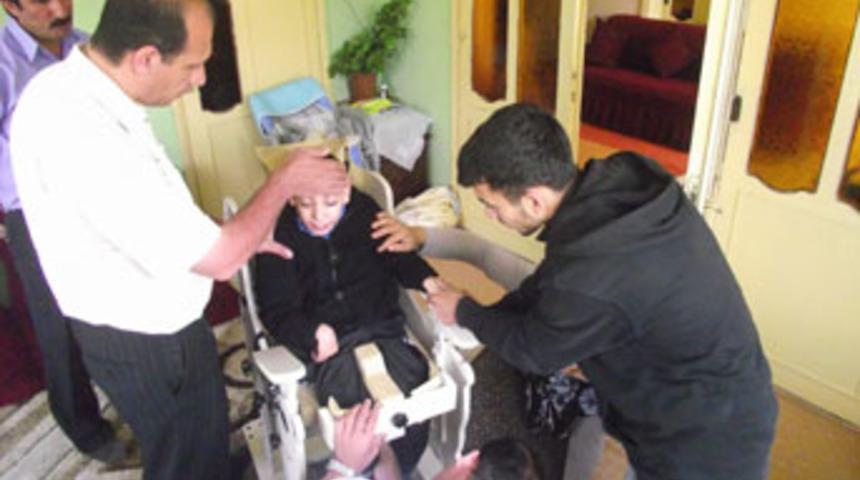 Yatağa mahkum &ccedil;ocuğa parapodium cihazı