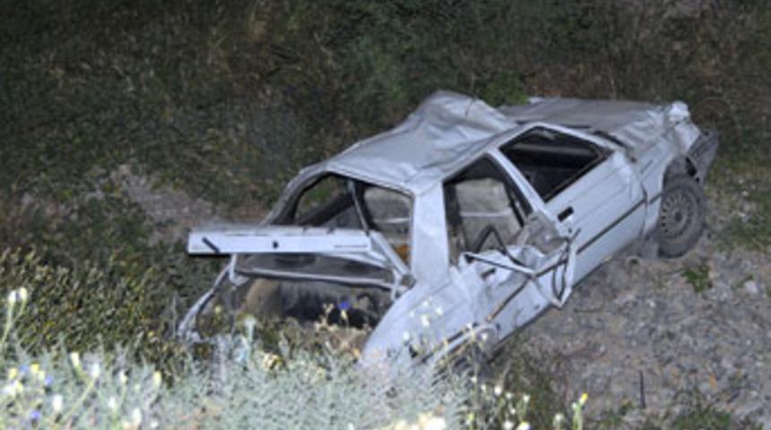 Otomobil şarampole u&ccedil;tu: 2 &ouml;l&uuml;, 1 yaralı