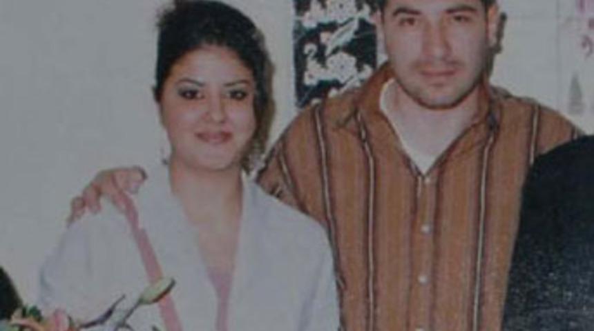 Elinde &ccedil;i&ccedil;ek buketi, &ccedil;atıdan d&uuml;şt&uuml;