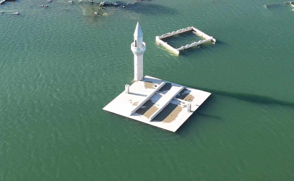 Baraj suları çekilince yıllardır kayıp olan köy ortaya çıktı! Cami, kilise ve evler gün yüzünde 2