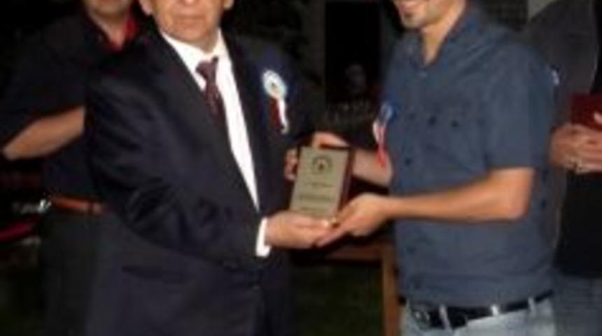 Dursunbeyli gazeteciye plaket