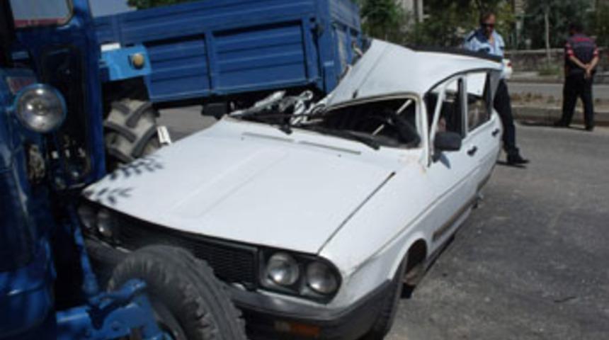 Otomobil r&ouml;morka &ccedil;arptı; 5 yaralı