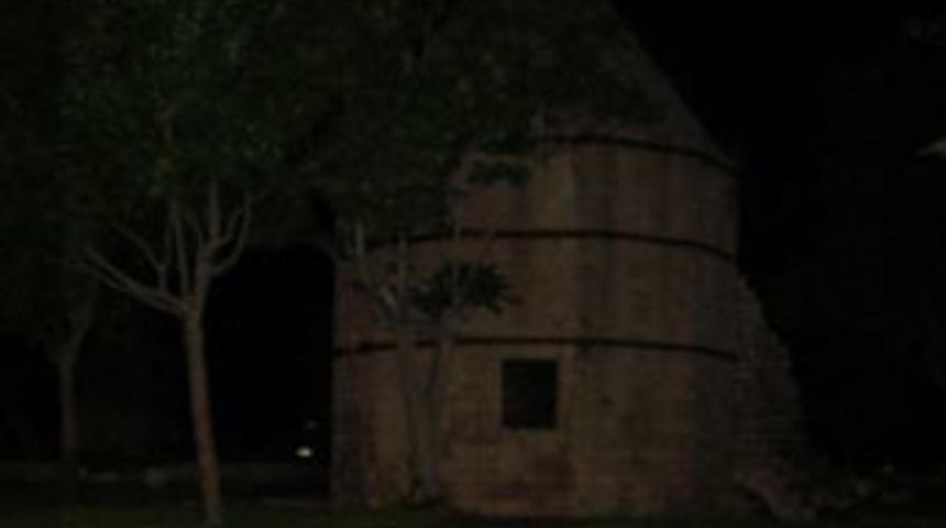 Kızlar t&uuml;rbesi karanlıkta kaldı