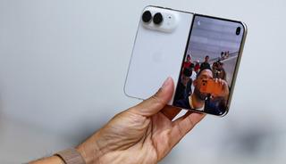 Apple bunu da d&uuml;ş&uuml;nm&uuml;ş! Katlanır iPhone'da gizli bir ayar bulundu