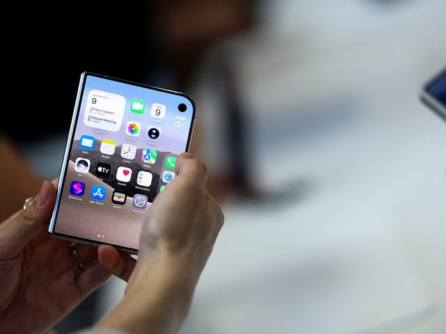 Katlanabilir iPhone almak isteyenlere k&ouml;t&uuml; haber!