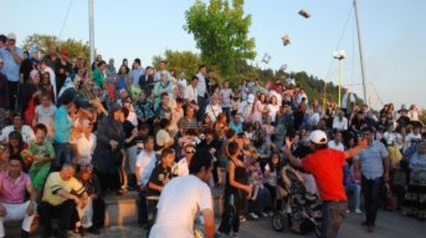 Konserde dağıtılan cipsler kısa s&uuml;reli izdihama neden oldu