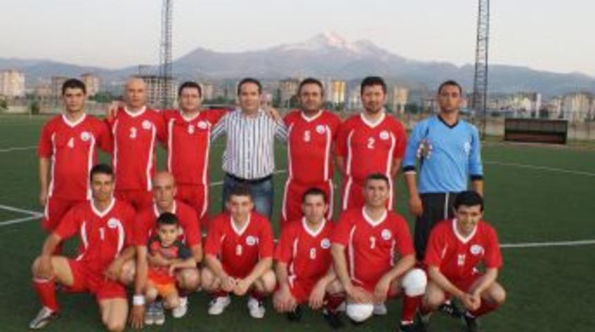 Elektrik şirketi &ccedil;alışanları futbol turnuvasında stres attı