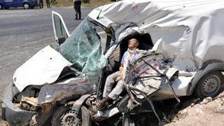 Kamyon, ticari araca çarptı; 3 ölü