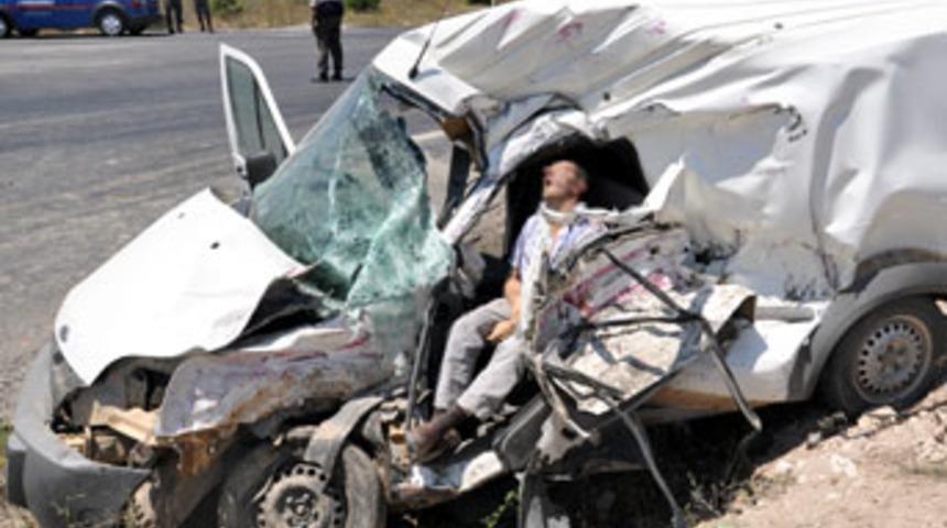 Kamyon, ticari araca çarptı; 3 ölü