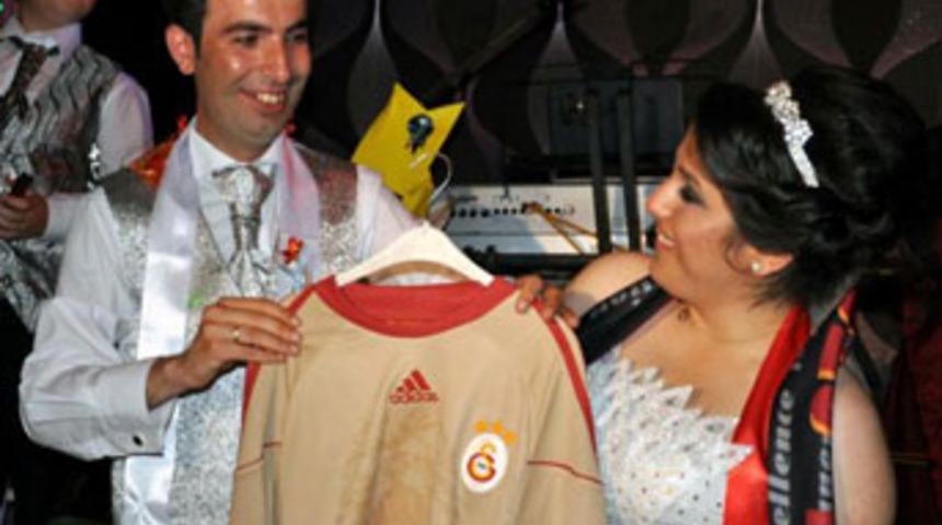 Damat, gelini d&uuml;ğ&uuml;nde Galatasaraylı yaptı
