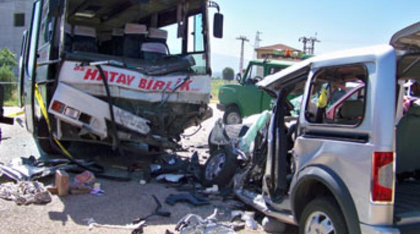 Yolcu otob&uuml;s&uuml; ile otomobil &ccedil;arpıştı 2 &ouml;l&uuml;