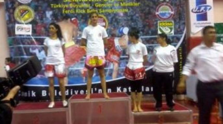 Kickboks&rsquo;ta Sancaktepe&rsquo;nin altın kızı