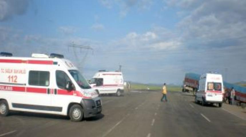 Kars'ta tuğla yüklü TIR minibüse çarptı: 6 yaralı