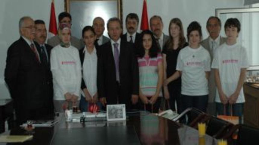 Vali G&uuml;ner, SBS birincilerini altınla &ouml;d&uuml;llendirdi