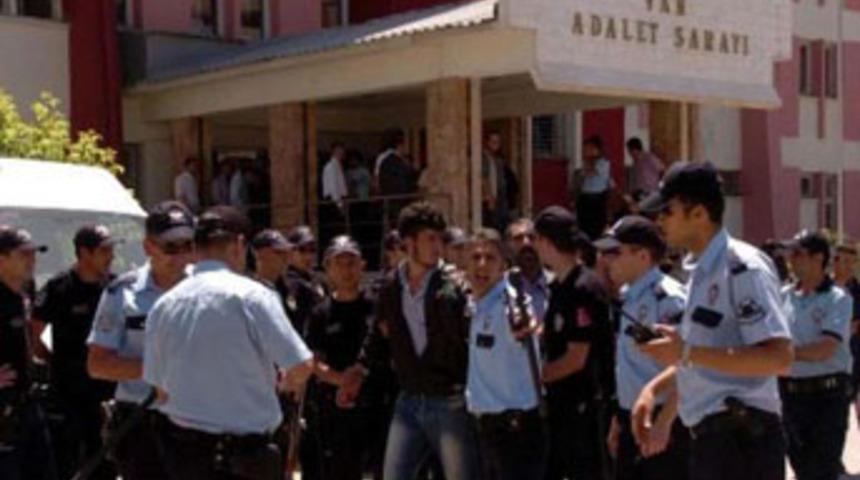 Adliye &ouml;n&uuml;nde taşlı sopalı kavga