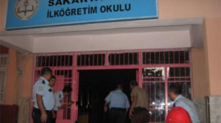 Bölücü yandaşları okul yaktı