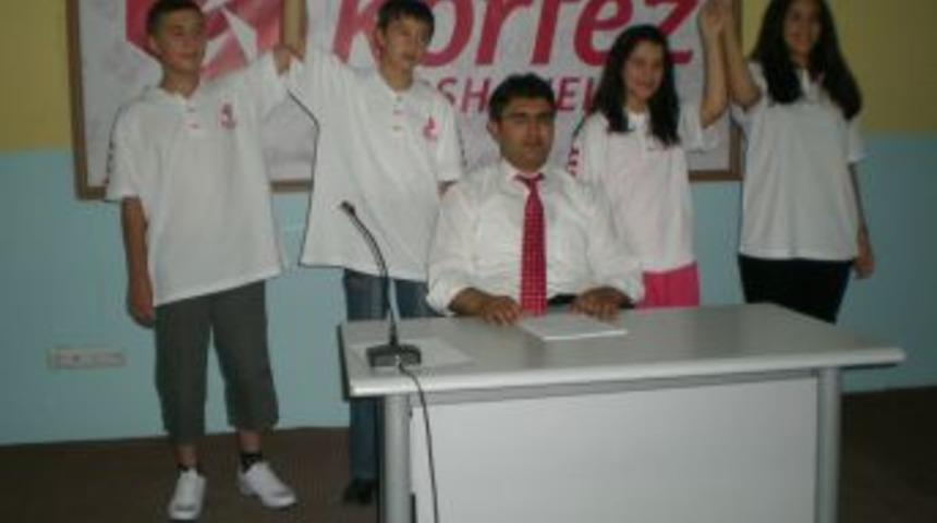 Uşak K&ouml;rfez Dershanesi'nin iki &ouml;ğrencisi SBS'de 500 tam puan aldı