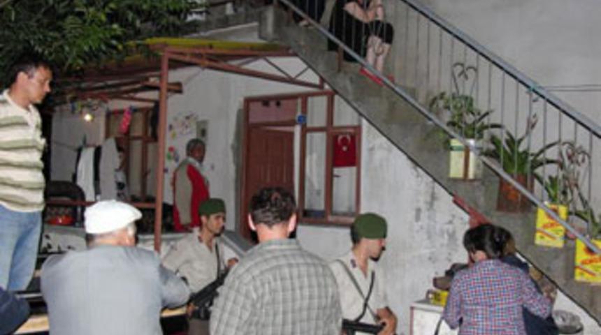 Çocuklarının önünde kurşun yağdırdı