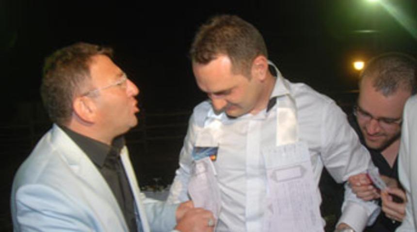 D&uuml;ğ&uuml;nde şaşırtan takı