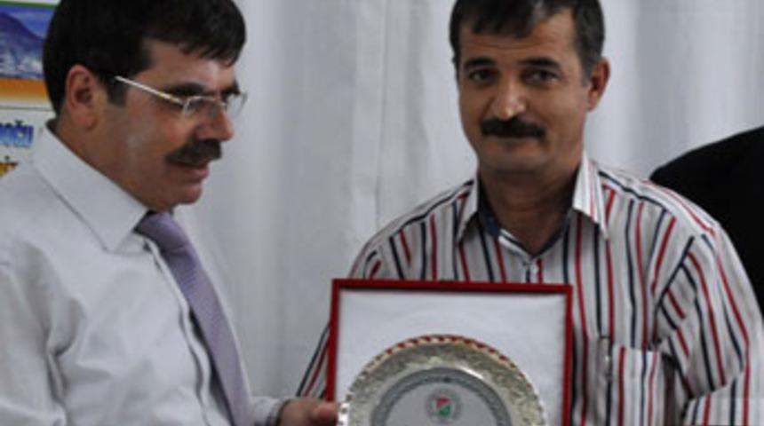 Vali Yılmaz'a teşekk&uuml;r plaketi