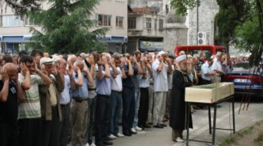 Emekli &ouml;ğretmen g&ouml;zyaşları arasında toprağa verildi