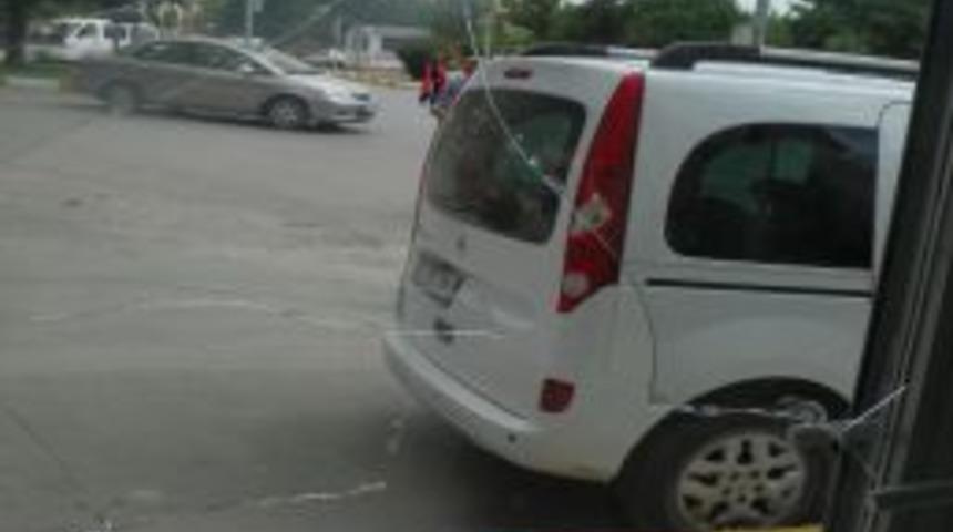 İla&ccedil; almak i&ccedil;in girdiği eczanede kafasını kapıya &ccedil;arparak yaralandı