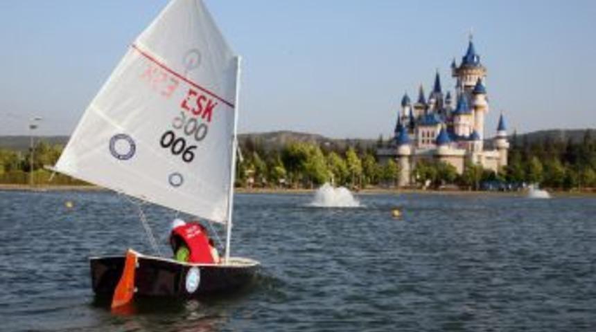 Optimist tekne eğitimleri t&uuml;m hızıyla devam ediyor