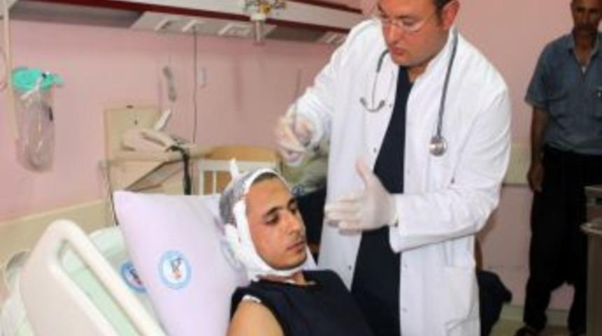 Doğuştan kulağı olmayan gence kaburga kemiğinden kulak yapıldı