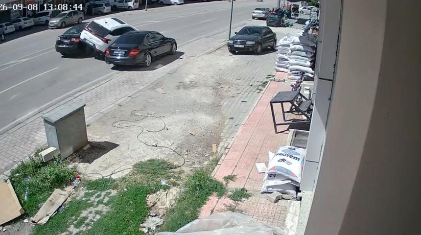 Elazığ&rsquo;da bir g&uuml;n arayla aynı yerde 2 kaza kameralara yansıdı