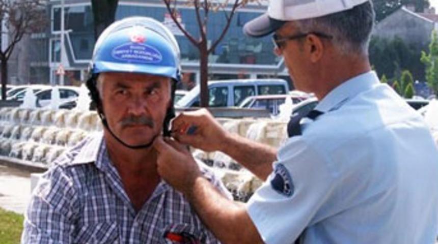 Polisten sürücülere hediye kask
