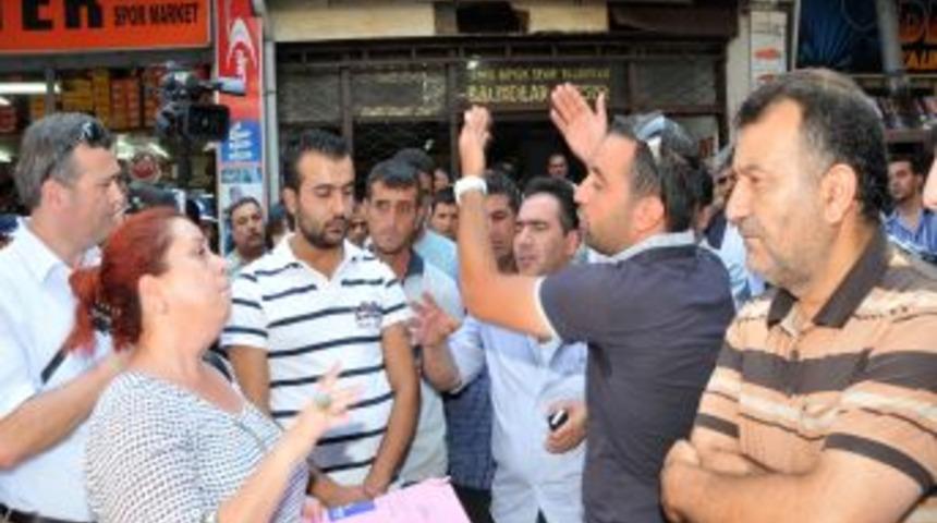 Balık halinden icrayla &ccedil;ıkarılan esnaf İzmir B&uuml;y&uuml;kşehir'e tepki g&ouml;sterdi