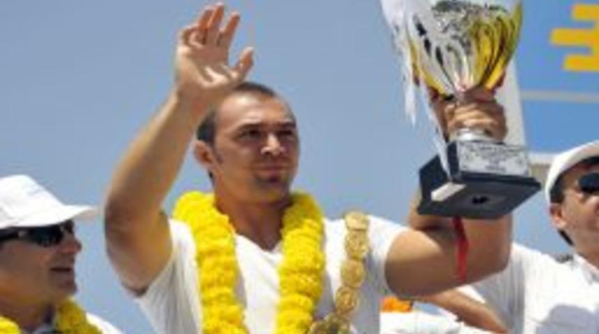 Başpehlivan Gürbüz’e Antalya’da coşkulu karşılama