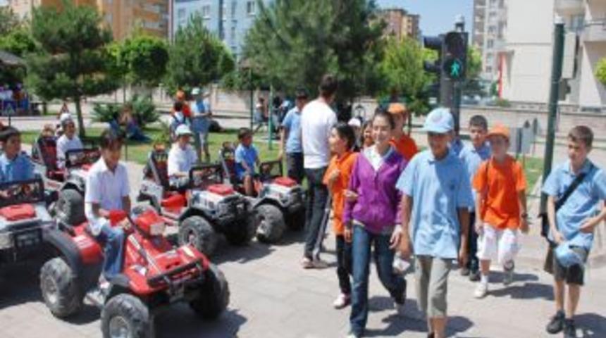 Minyat&uuml;r trafik parkı &ccedil;ocukların akınına uğradı