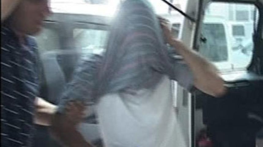 Tacizci yatağın altında yakalandı