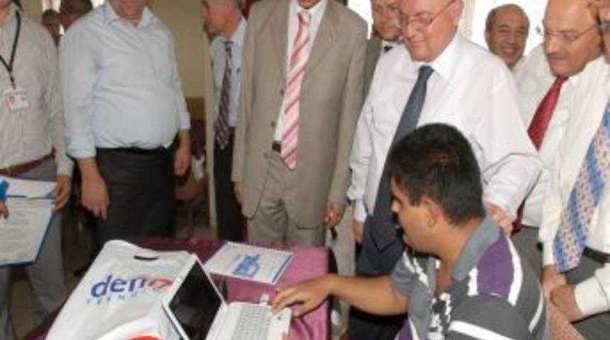 G&ouml;rme engelli 53 vatandaşa diz&uuml;st&uuml; bilgisayar verildi