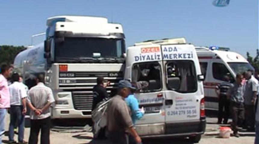 TIR dehşeti; 3 &ouml;l&uuml;, 7 yaralı