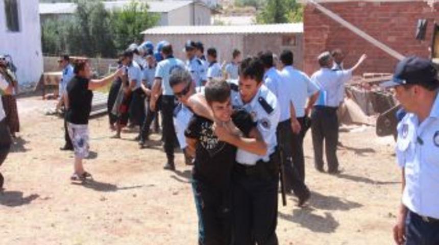 Antalya&rsquo;da olaylı gecekondu yıkımı