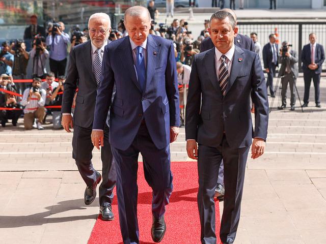 &Ouml;zg&uuml;r &Ouml;zel, Erdoğan'a tazminat &ouml;deyecek! İşte tutar