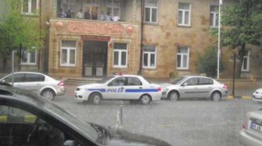 Yağmur su baskınlarına yola&ccedil;tı