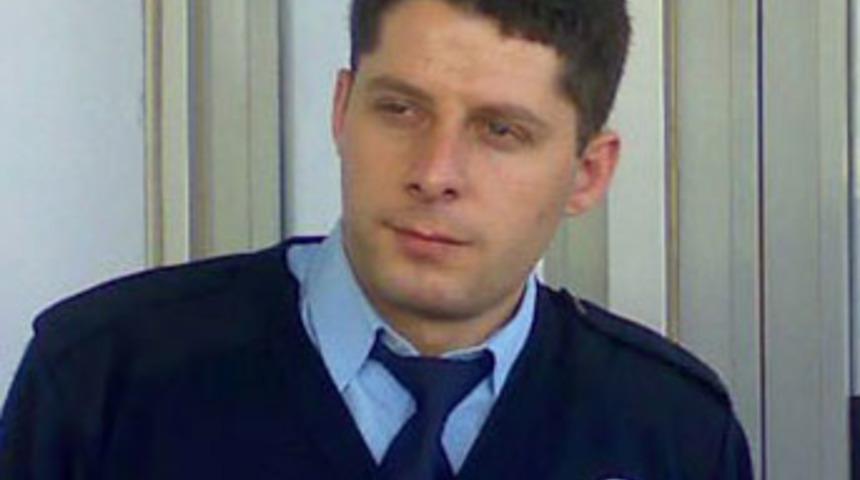 Yomra şehidine ağlıyor