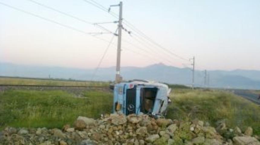 Mazot y&uuml;kl&uuml; kamyon yan yattı