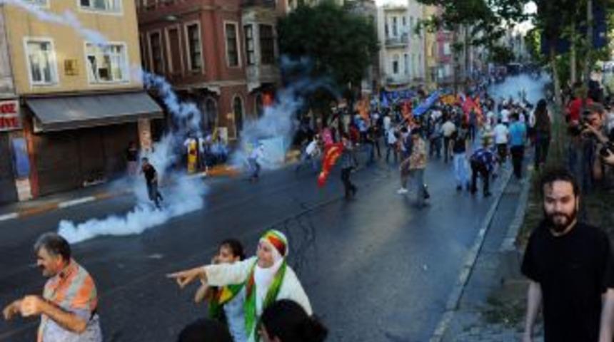 Hatip Dicle&rsquo;yi bahane eden BDP&rsquo;liler Taksim&rsquo;i savaş alanına &ccedil;evirdi